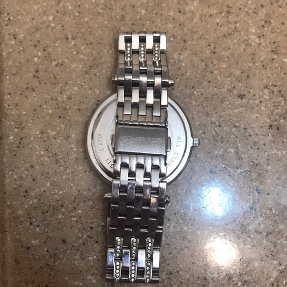 Woman’s authentic Michael Kors watch - Picture 3 of 5